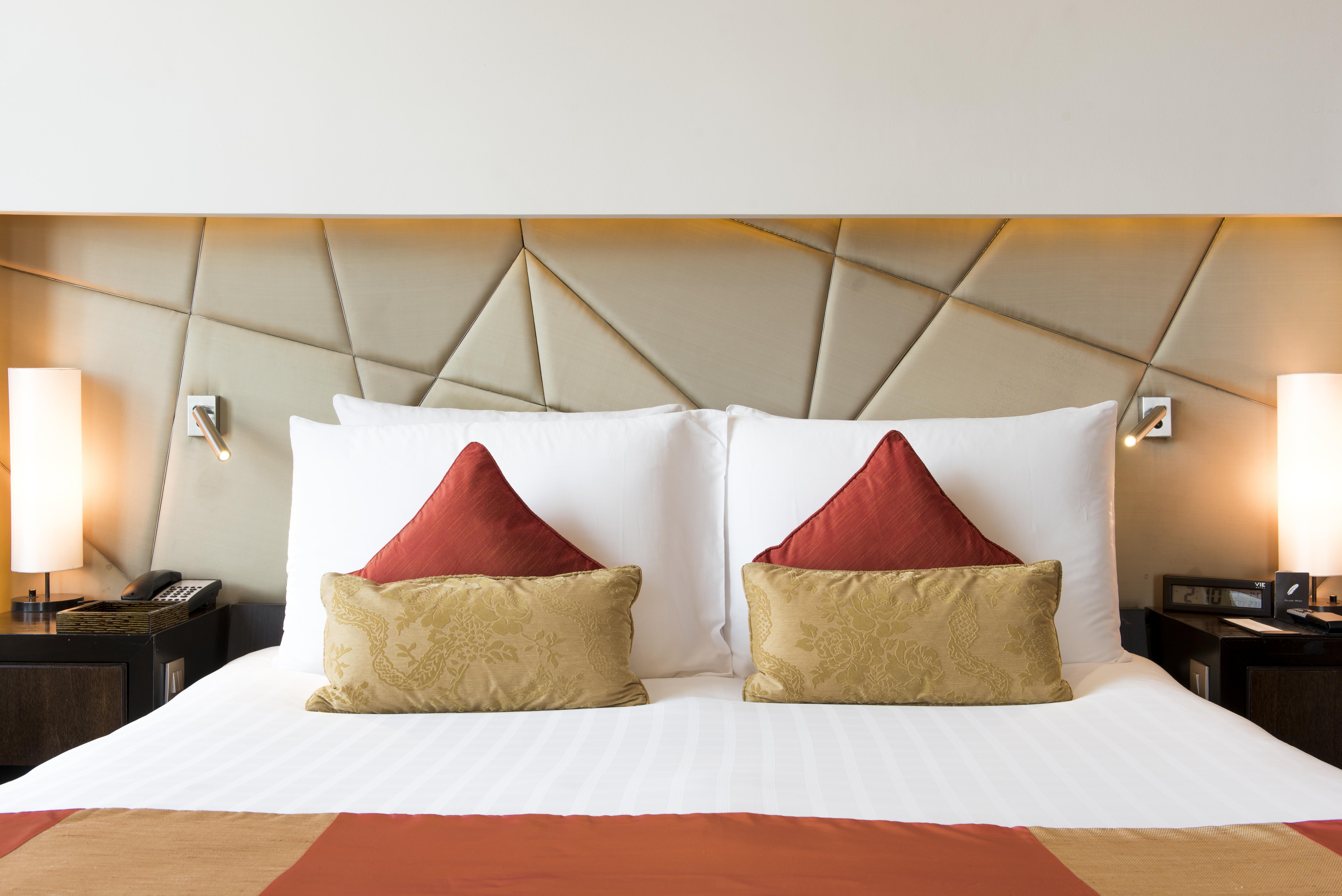 Vie Hotel Bangkok - Mgallery Collection Exterior foto A bed with cushions