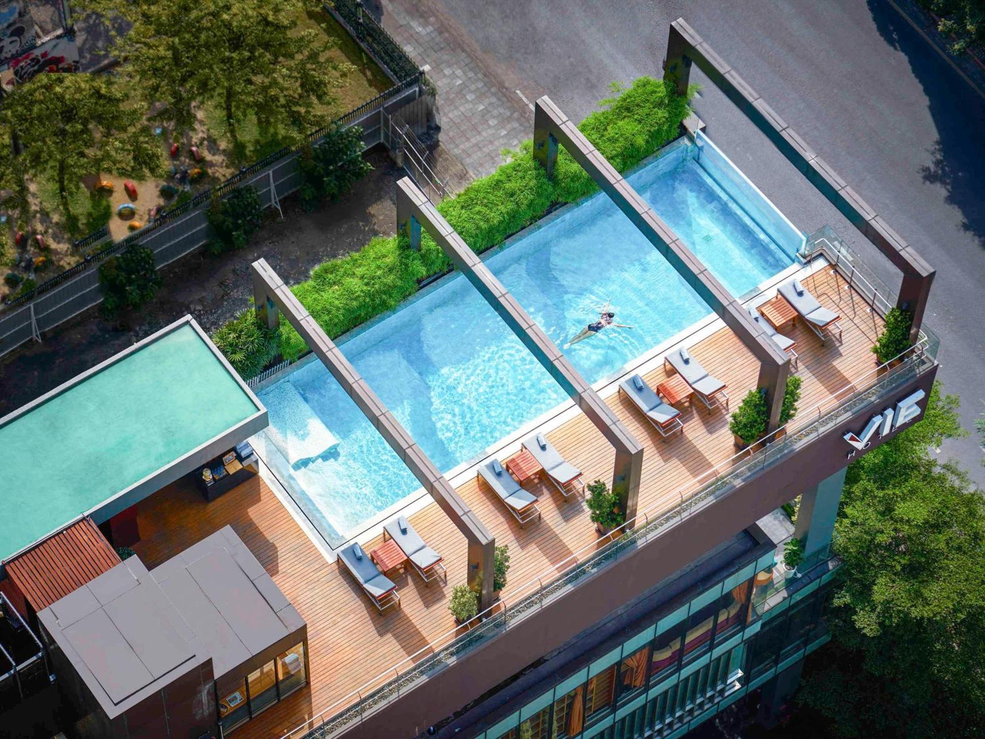 Vie Hotel Bangkok - Mgallery Collection Exterior foto The rooftop pool at the hotel
